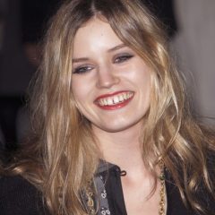 Imagem da notícia: Moda olha de outra forma para “imperfei&ccedil;&otilde;es” dent&aacute;rias