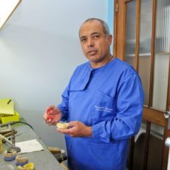 Imagem da notícia: Uma vida em pr&oacute;tese dent&aacute;ria