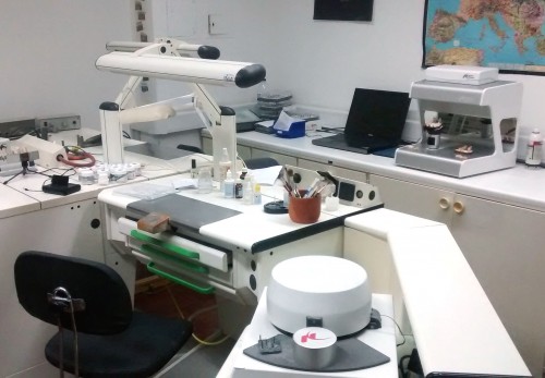Imagem da notícia: VENDE-SE – Laboratório de Prótese Dentária