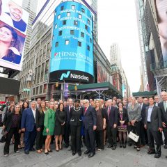 Imagem da notícia: Henry Schein abre bolsa de valores Nasdaq na celebração do 90º aniversário